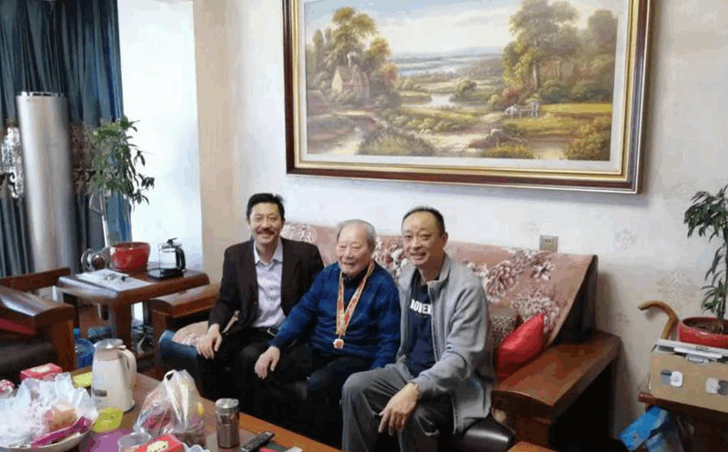 慰問公司榮獲中共中央、國務院、中央軍委頒發的“慶祝中華人民共和國成立70周年”紀念章的老黨員、離休干部胡成金同志_副本_副本
