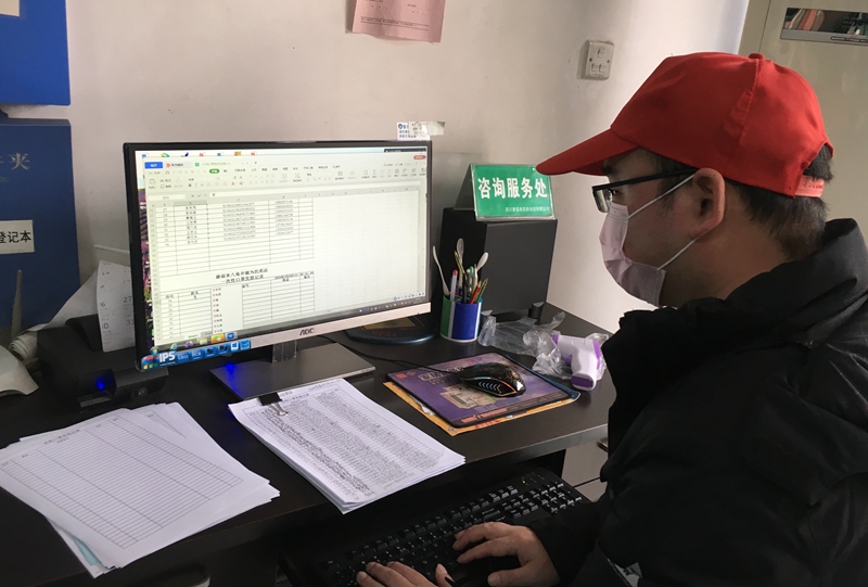 王建對領取口罩的人員核對信息、錄入信息