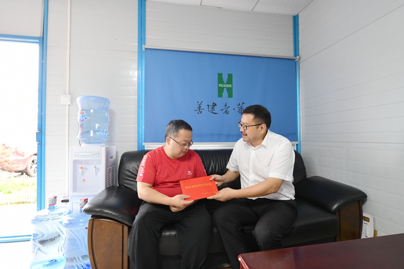 慰問(wèn)四川省黨內(nèi)關(guān)愛(ài)資金幫扶對(duì)象袁小寧_副本